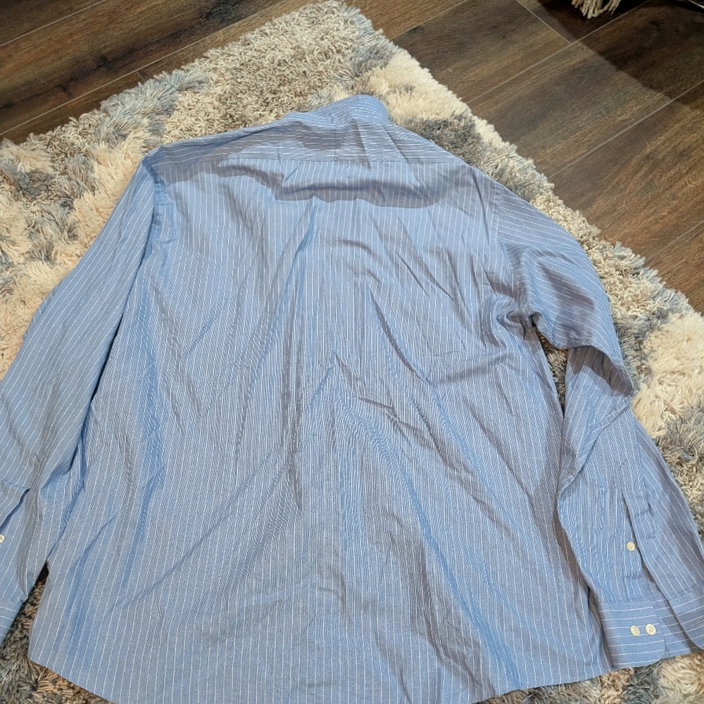5/$20 Men's button down - Picture 4 of 4